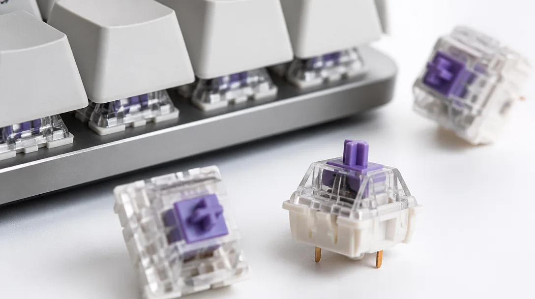 Detaljbild av mekaniska switchar under keycaps på ett gaming tangentbord